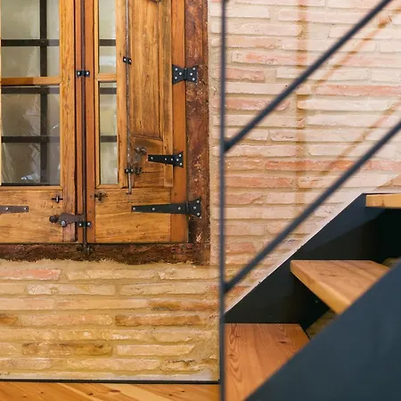 Flateli Cort Reial Groc شقة