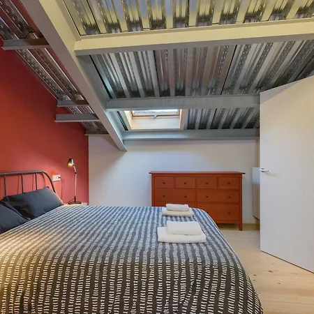 Flateli Cort Reial Groc شقة *